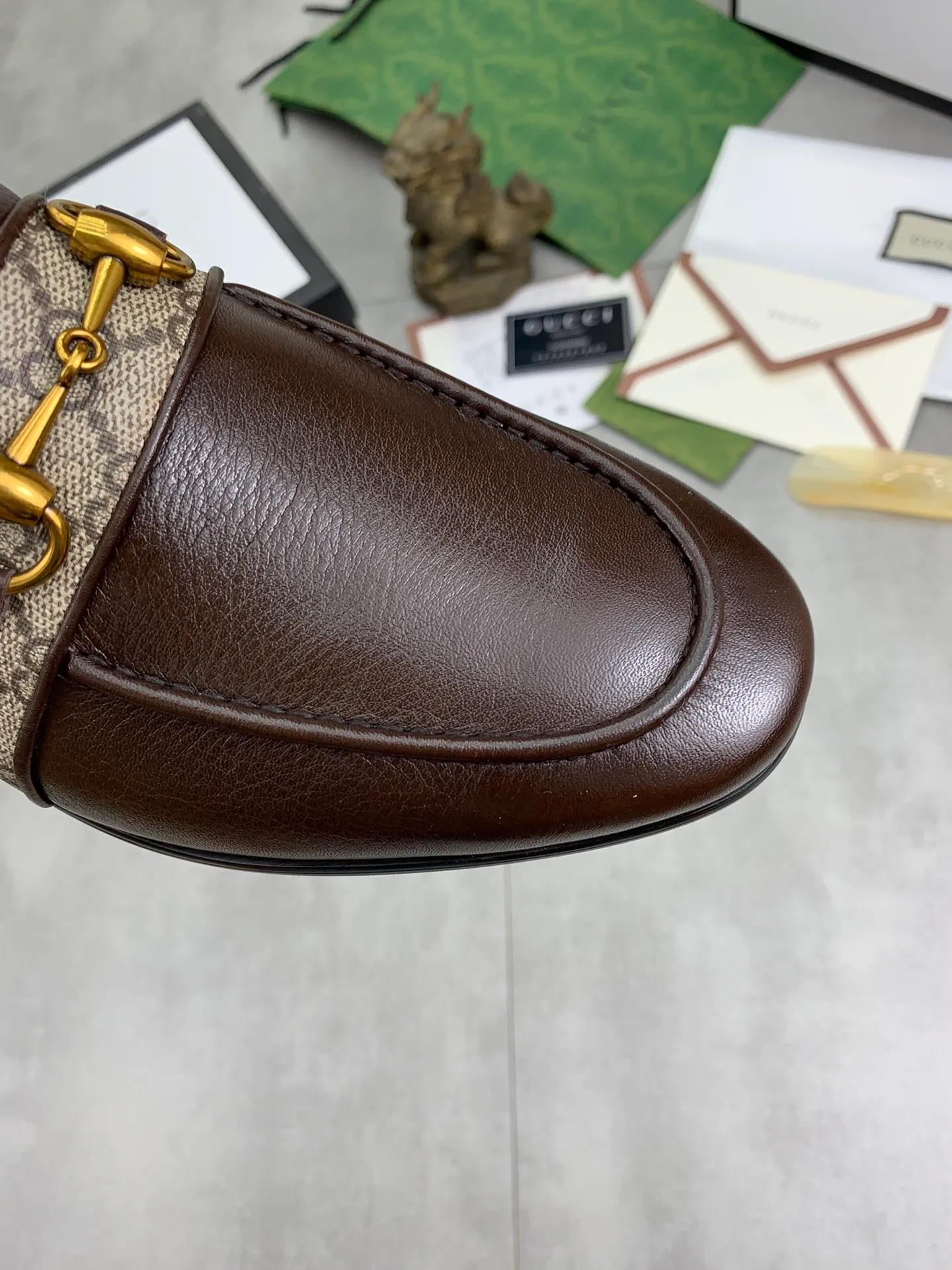 Men's shoes 💰P580 💰[New model] Genuine leather outsole series 🆘Water-dyed cow lining [GUCCI] Gucci leather shoes, top purchasing men's 2023 counters are on sale simultaneously, top-grade original calfskin imported from Italy ➕ first-layer cowhide lining) original factory special original sole, fine workmanship, impeccable 👍 You can go in and out of the counter at will; the real thing is super beautiful, code number: 38 to 45 black Brown 🉑️Choose a full set of packaging at the counter